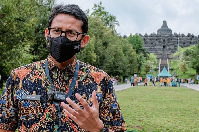 Menteri Pariwisata dan Ekonomi Kreatif Sandiaga Uno saat mengunjungi Candi Borobudur di Kabupaten Magelang, Jawa Tengah, pada Jumat (14/1/2022).(Dok. Kementerian Pariwisata dan Ekonomi Kreatif)