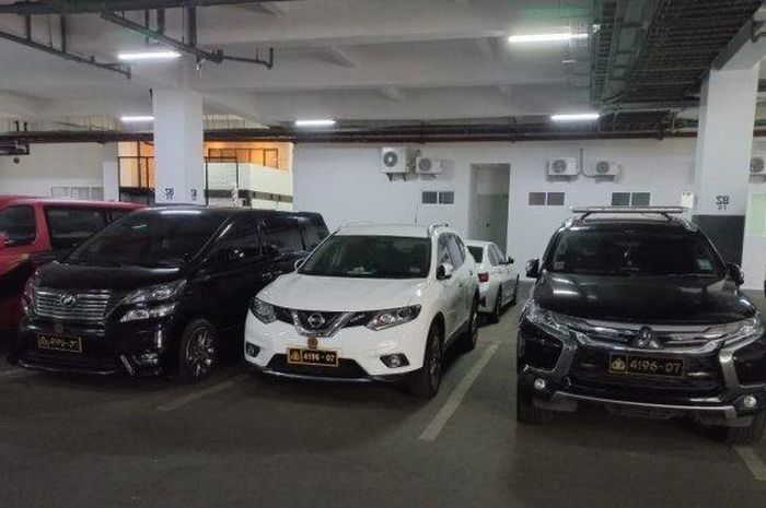 Lima mobil yang diduga memiliki pelat nomor polisi sama di parkiran gedung DPR RI, Senayan, Jakarta, Selasa (19/1/2022).  