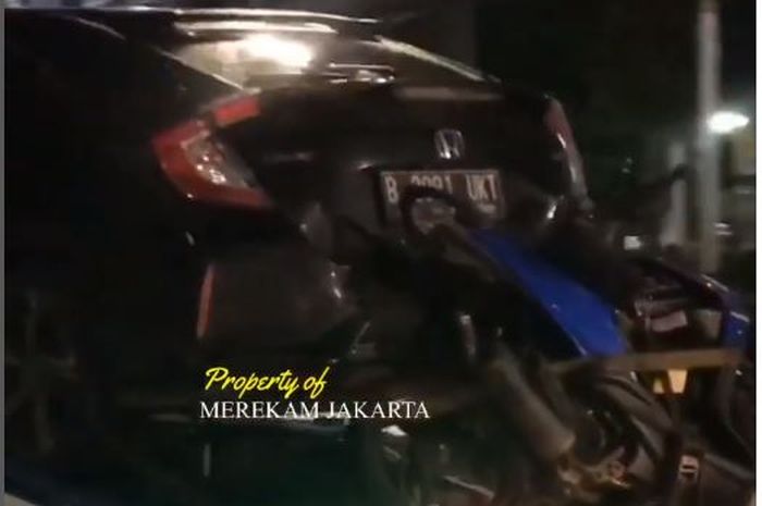 Honda Civic Hatchback dan Honda BeAT diangkut truk milik kepolisian setelah tabrakan beruntun di bundaran Senayan, Kebayoran Baru, Jakarta Selatan