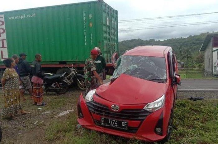 Bodi kanan Toyota Calya gepeng setelah sabet truk tronton ganti ban di Pinrang, Sulawesi Selatan