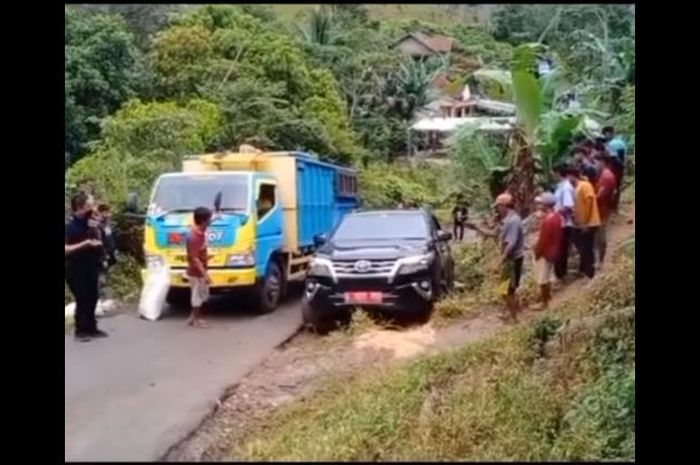 Toyota Fortuner yang ditumpangi Menteri Sosial, Tri Rismaharini terjebak di desa Kebon Cau, Bojongmanik, Lebak, Banten.