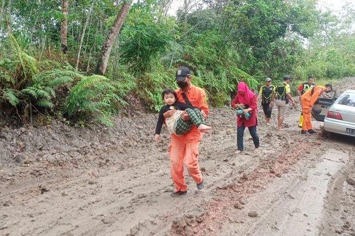 Petugas mengevakuasi korban yang tersesat di Hutan kawasan Kabupaten Kukar. (HO/BASARNAS )