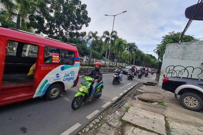 Lokasi kejadian seorang penumpang ojek online (ojol) tewas terlindas truk tangki di Jalan Panjang arah selatan, Kedoya Selatan, Kebon Jeruk, Jakarta Barat, Sabtu (22/1/2022)