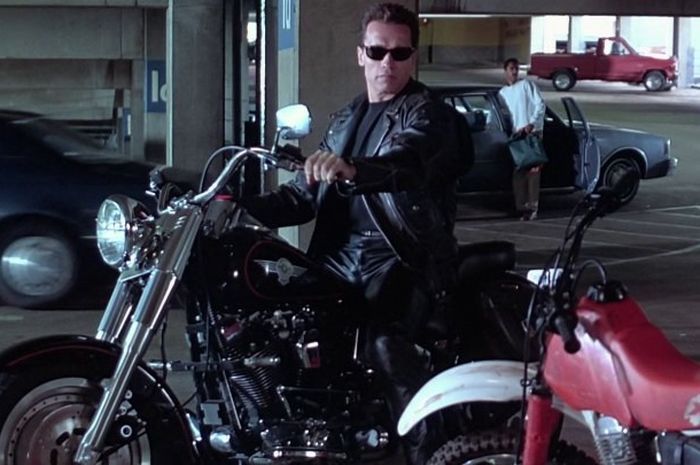 Gagahnya Arnold Schwarzenegger di atas Harley-Davidson Fat Boy saat perankan Terminator.
