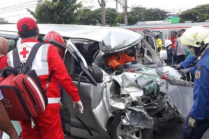 Proses evakuasi pengemudi Daihatsu Gran Max yang terjepit di dalam kabin