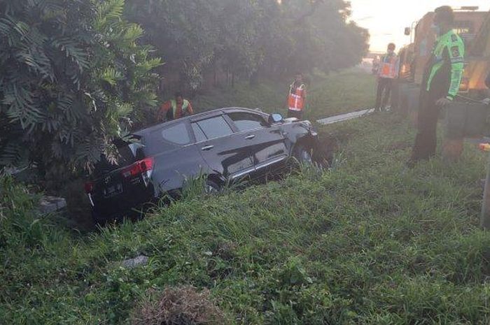 Kondisi Toyota Kijang Innova usai terperosok dan tersangsang di selokan tol Tangerang-Merak