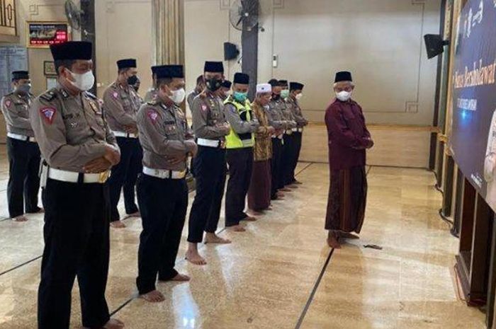 Salat gaib yang digelar Satlantas Polres Lamongan untuk korban kecelakaan maut truk tronton Muara Rapak, Balikpapan, Kalimantan Timur