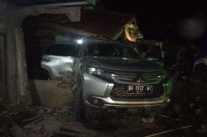 Mitsubishi Pajero Sport usai tabrak dua rumah warga di Serdang Jaya, Betara, Tanjung Jabung Barat, Jambi