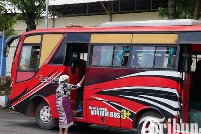 Sepinya penumpang yang naik bus di Terminal Minak Koncar akibat putusnya Jembatan Gladak Perak.