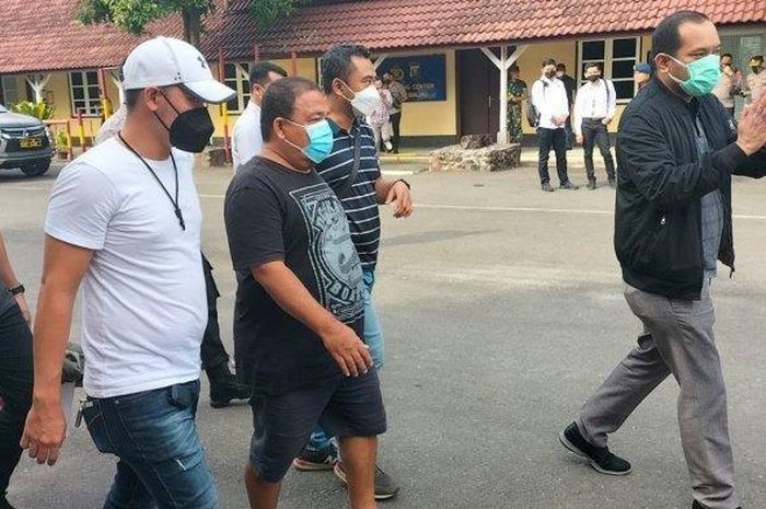 Bupati Langkat, Terbit Rencana Perangin Angin (berkaos hitam dan celana pendek hitam) tertangkap OTT KPK
