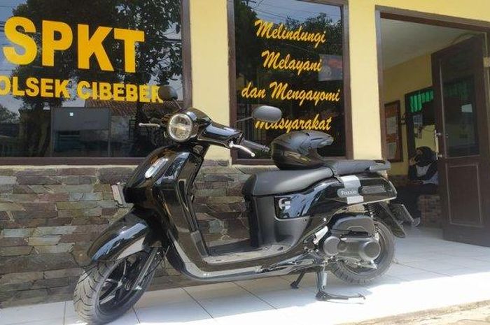 Yamaha Fazzio milik Aiptu Siswanto yang terparkir di halaman kantor Polsek Cibeber Cianjur, Senin (24/1/2022). Motor ini dibeli menggunakan uang koin pecahan Rp 1.000.