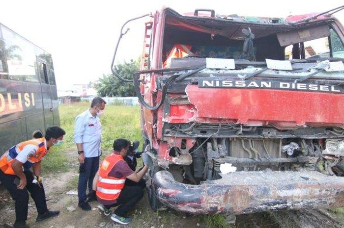 KNKT melakukan pemeriksaan terhadap barang bukti truk kontainer yang diamankan di Mapolresta Balikpapan terkait insiden maut Simpang Rapak