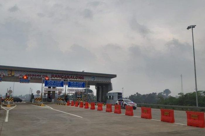 Gerbang tol Rancakalong bagian dari tol Cisumdawu ruas Cileunyi-Pamulihan