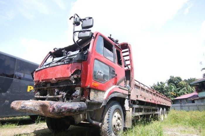 Barang bukti truk tronton yang seruduk 6 mobil dan 14 motor di Simpang Muara Rapak, Balikpapan, Kalimantan Timur