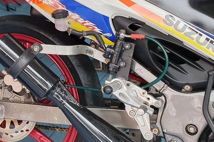 Ilustrasi slang rem braided terpasang di Suzuki Satria