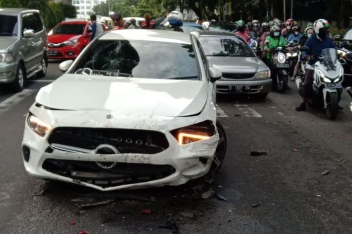 Mercedes-Benz A200 Hatchback tabrakan beruntun di Prapanca Raya, Pulo, Kebayoran Baru, Jakarta Selatan