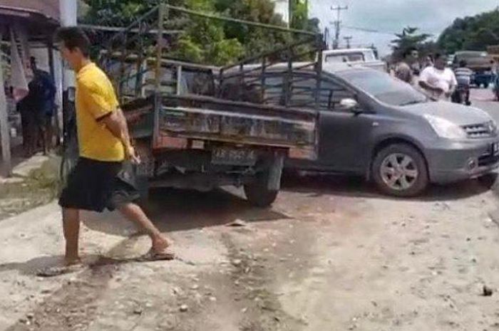 Nissan Grand Livina ditabrak pikap sampai bonyok