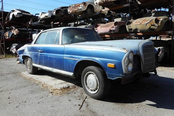 Mercedes-Benz 280SE Coupe rakitan 1969 yang terbengkalai di kampakan.
