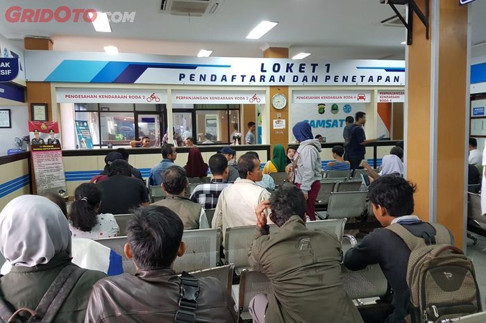 Ilustrasi program pemutihan pajak kendaraan, suasana pembayaran pajak