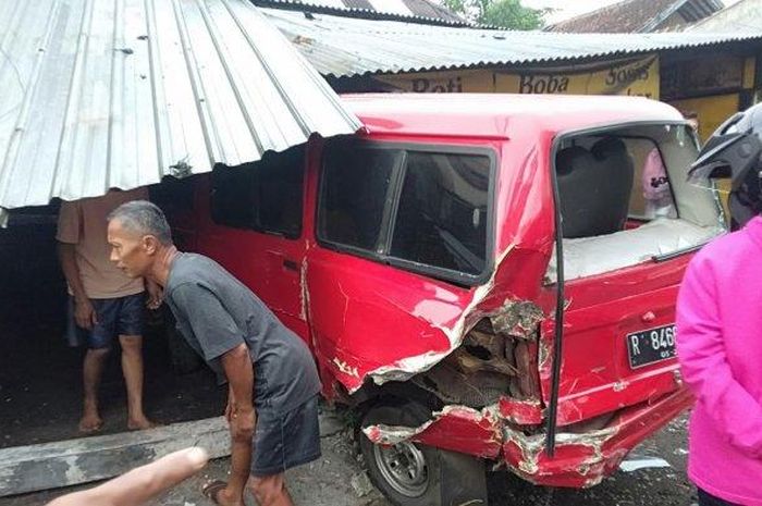 Bodi Suzuki Carry sobek disabet Toyota Avanza di Bojongsari, Purbalingga, Jawa Tengah