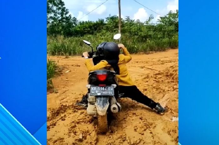 Bikin cengar-cengir, video perjuangan seorang cewek mengeluarkan motornya yang sedang terjebak di lumpur.