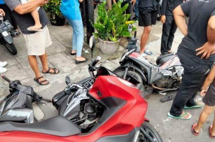 Honda PCX 150 dan beberapa motor ambruk ditabrak Toyota Kijang Krista di Wirobrajan, Yogyakarta