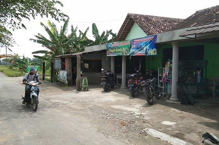 kendaraan proyek Tol Yogyakarta-Solo melintas di sekitar bangunan rumah Sumanto di Dukuh Ngentak, Desa Kranggan, Kecamatan Polanharjo, Klaten, Selasa (25/1/2022)