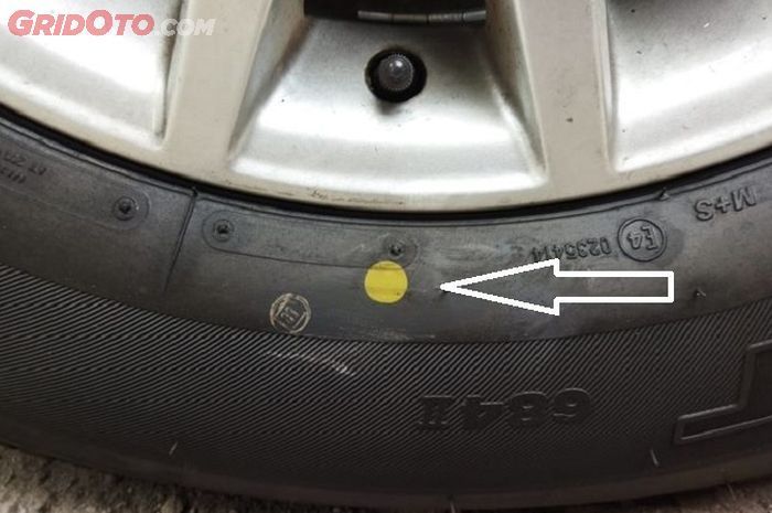 Jangan remehkan tanda bulatan kuning di ban mobil, meski kecil tapi fungsinya penting banget