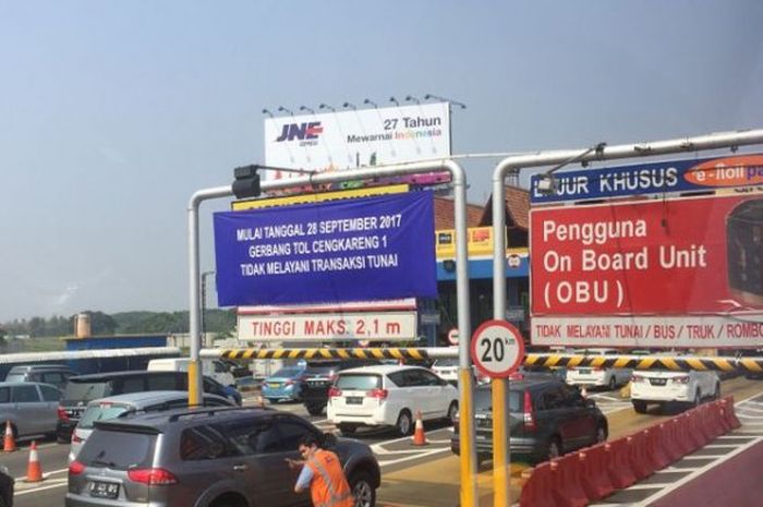 Ilustrasi Bayar Tol Tanpa Berhenti OBU