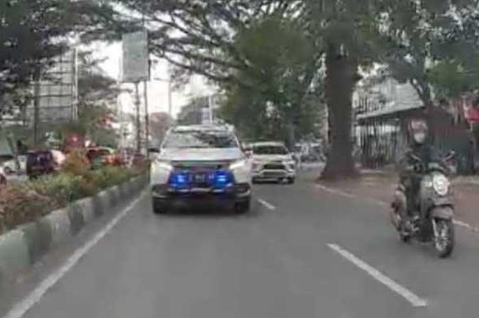 Rekaman video Mitsubishi Pajero Sport pakai lampu rotator di jalanan kota Malang yang berujung disanksi tilang