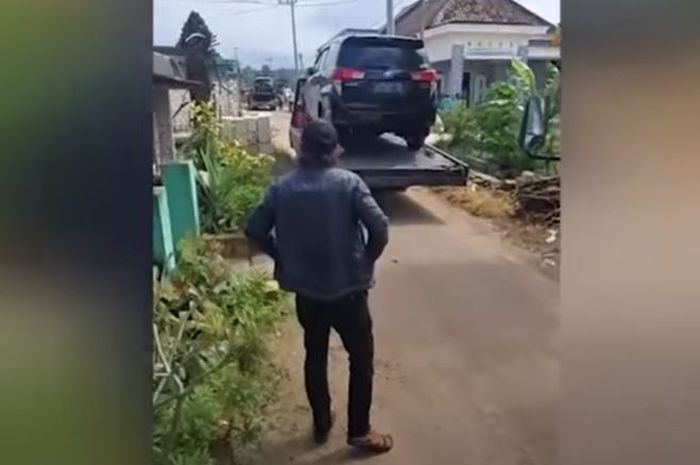 Toyota Kijang Innova di atas towing diantar ke warga desa miliarder Sumurgeneng, Jenu, Tuban, Jawa Timur