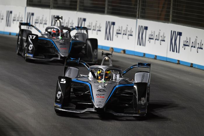 Nyck de Vries dan Stoffel Vandoorne kuasai posisi 1-2 untuk tim Mercedes di Formula E Diriyah R1.