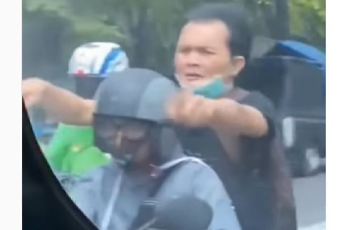 Video pria diduga berpura-pura tertabrak hingga adang mobil di Pasar Rebo, Jakarta Timur.