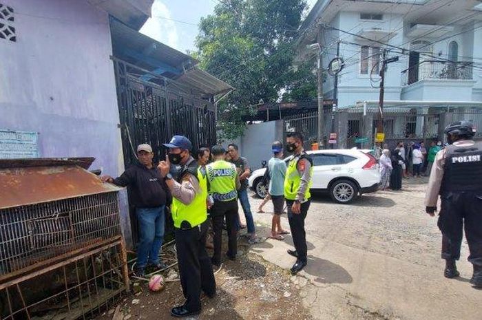 Saat personel Unit Laka Lantas Polrestabes Makassar mendatangi TKP dua balita tergilas mobil tetangga di di Perumahan Pondok Asri Sudiang, Kecamatan Biringkanaya, Kota Makassar, Kamis (28/1/2022).    