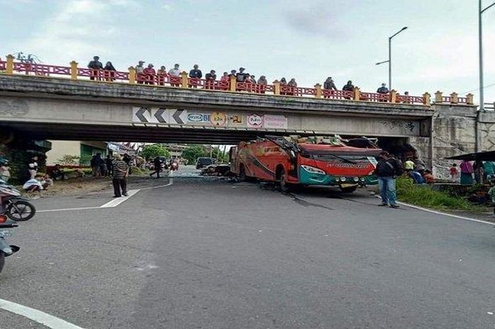 kondisi bus Siprok Nauli yang atapnya terkepas usai menabrak fly over di Padang Panjang, Minggu (30/1/2022)