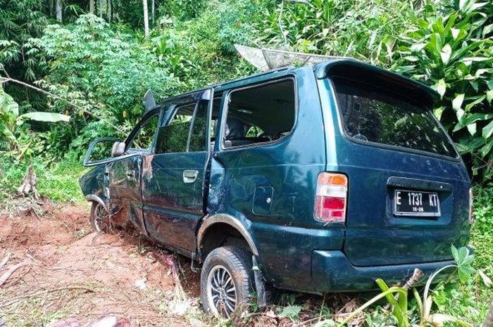 Toyota Kijang Kapsul terjun ke jurang sedalam 20 meter di jalan raya Sukamantri-Panjalu, Ciamis, Jawa Barat