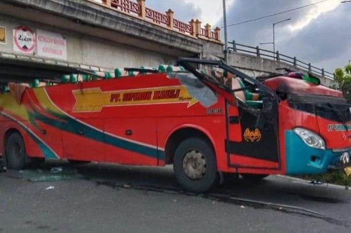 Atap bus Sopirok Nauli terpenggal tabrak dinding flyover Simpang Lapan, Padang Panjang, Sumatera Barat