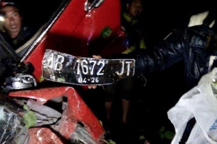 Kondisi Honda Jazz GK5 usai terjun ke jurang sedalam 25 meter di Dieng, Wonosobo, Jawa Tengah