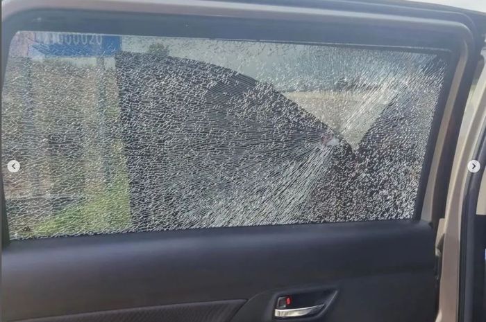 Kaca pintu tengah kiri Suzuki Ertiga pecah korban batu yang dilontarkan ketapel di ruas tol Pematang-Panggang-Kayuagung