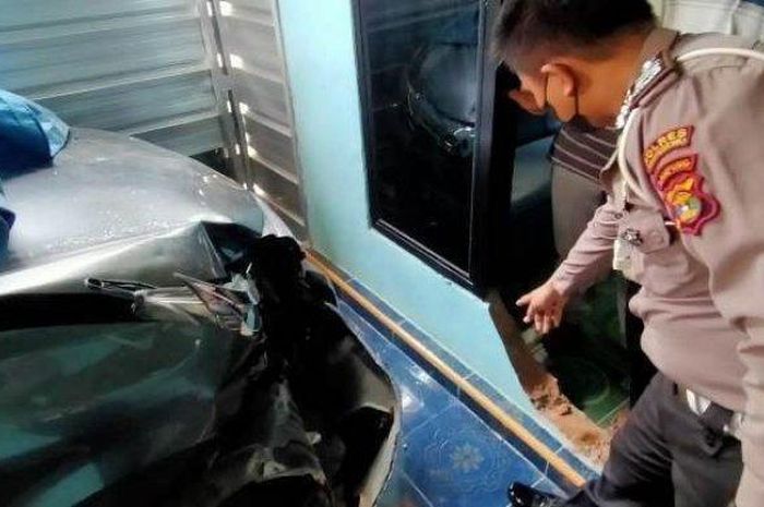 Daihatsu Xenia ringsek usai tabrak istri dan jebol tembok rumah di Pringsewu, Lampung