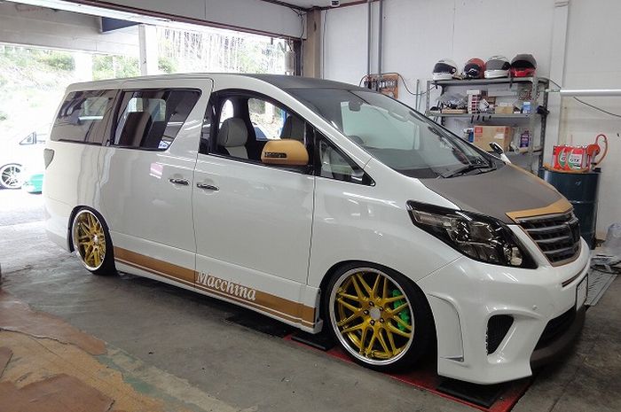 Modifikasi Toyota Alphard lawas tampil eye-catching garapan Macchina, Jepang