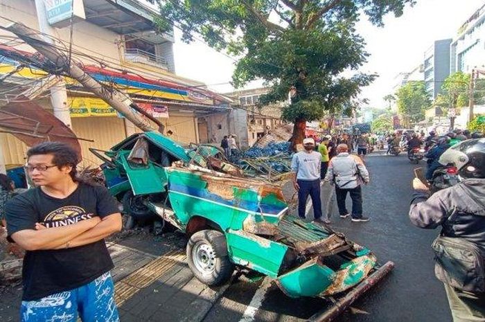 Kondisi bodi angkot terbelah usai digilas truk pengangkut air galon di Jl Cihampelas, kota Bandung, Jawa Barat
