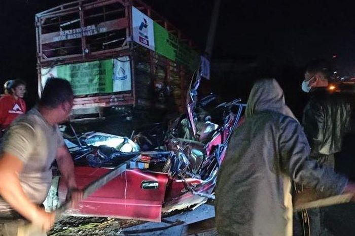 Warga berusaha evakuasi korban di kabin Honda Civic Genio di Dolok Sanggul, Humbang Hasundutan, Sumatera Utara