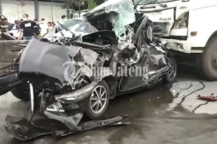 Kondisi Toyota Calya remuk diseruduk truk tronton di Banyumanik, kota Semarang