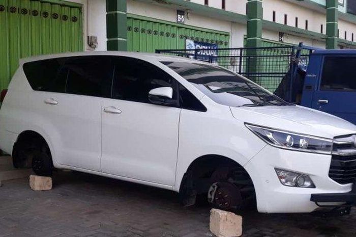 Toyota Kijang Innova jadi sasaran maling roda di Merakurak, Tuban, Jawa Timur