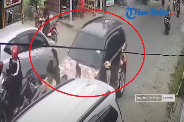 Dalam lingkaran merah, detik-detik Suzuki Grand Vitara berstiker Ormas FBI lindas kepala pemotor di Medan Johor, kota Medan