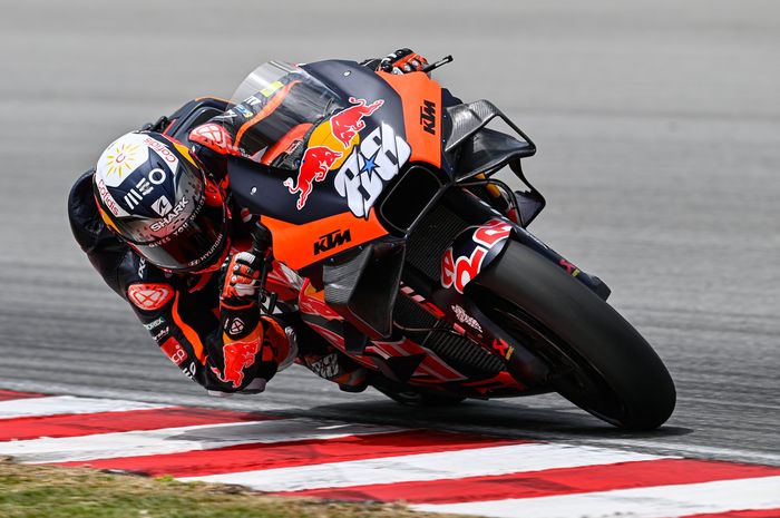 Miguel Oliveira kala tes MotoGP Malaysia. Terlihat KTM RC16 2022 menggunakan dua sayap sebagai aerodinamika. 