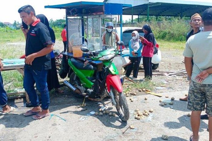 Honda Brio dibawa emak-emak tabrak pedagang bakso
