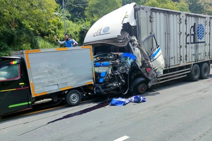 Kecelakaan beruntun di Tol Jatingaleh, Kota Semarang, Jumat (4/2/2022)