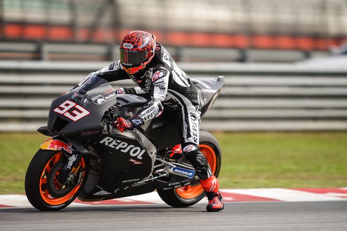 Warna hitam-hitam menjadi warna identitas pembalap Repsol Honda Team, termasuk Marc Marquez di tes MotoGP Malaysia 2022. 